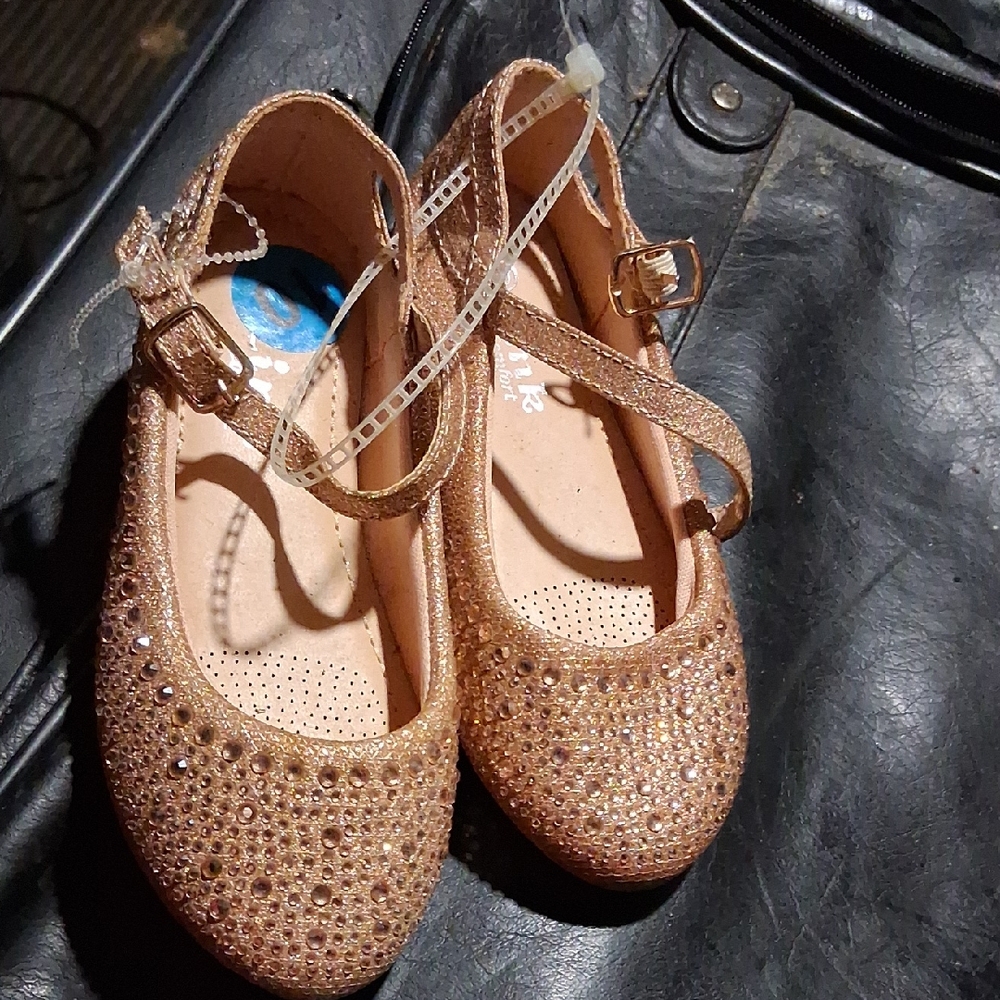 Link Gold Dress Shoes with Classic Design